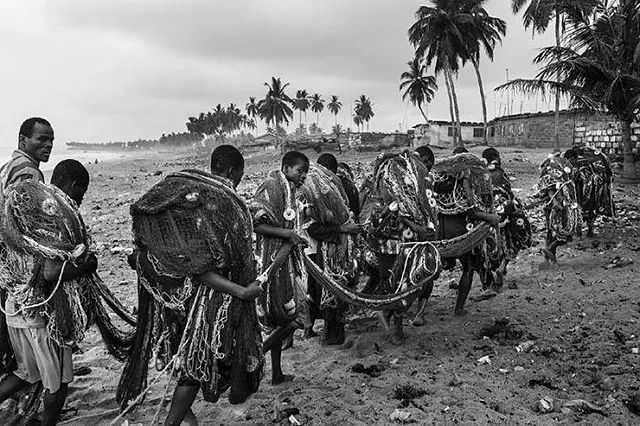 販賣黑奴時(shí),奴隸主怎么挑選?掰開嘴巴看牙齒,靠舔下巴識(shí)別汗液