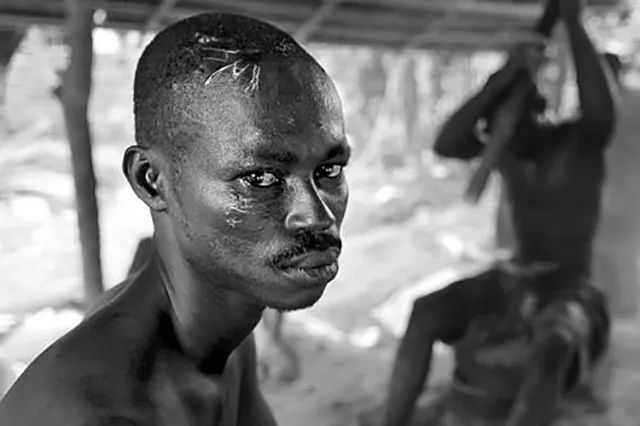 販賣黑奴時(shí),奴隸主怎么挑選?掰開嘴巴看牙齒,靠舔下巴識(shí)別汗液