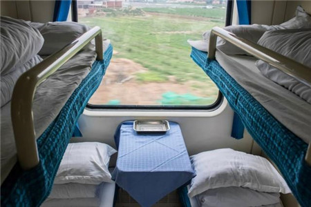 為何火車臥鋪是男女混住，對(duì)女性豈不是很不方便？原因很現(xiàn)實(shí)！