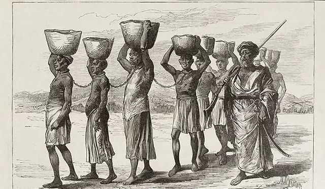 販賣黑奴時(shí),奴隸主怎么挑選?掰開嘴巴看牙齒,靠舔下巴識(shí)別汗液