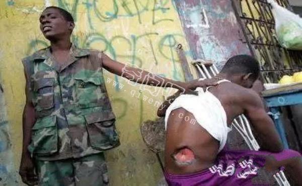 人類被AK47射中會(huì)怎樣,別在被電影欺騙!