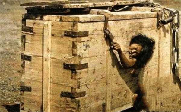 鏡頭下的清朝刑場：浸豬籠的女子一臉絕望，籠子里的犯人供人參觀