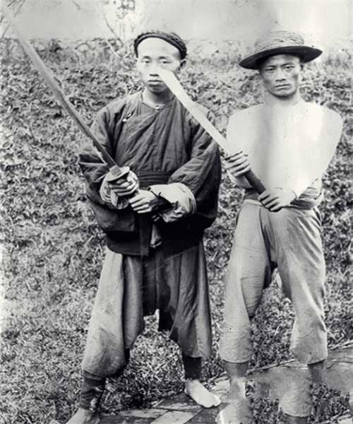 鏡頭下的清朝刑場：浸豬籠的女子一臉絕望，籠子里的犯人供人參觀