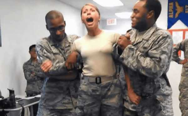 辣眼睛！英國士兵遭性侵：用迫擊炮塞進下體，現場視頻也曝光出來