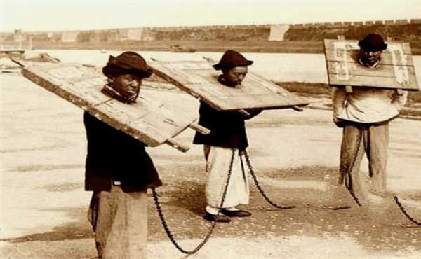 鏡頭下的清朝刑場：浸豬籠的女子一臉絕望，籠子里的犯人供人參觀