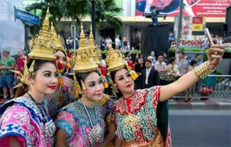 全球最虛偽的一夫一妻制國(guó)家:每?jī)扇司陀幸蝗顺鲕墸渑剂?xí)以為常