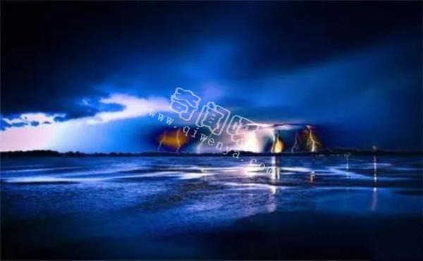 水可以導(dǎo)電，如果閃電打到海里，一次會電死多少魚？