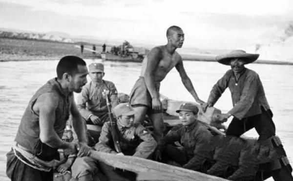 鏡頭下真實的民國，圖3獻媚鬼子的旗袍美女，圖5在大街上逮捕的女日本鬼子