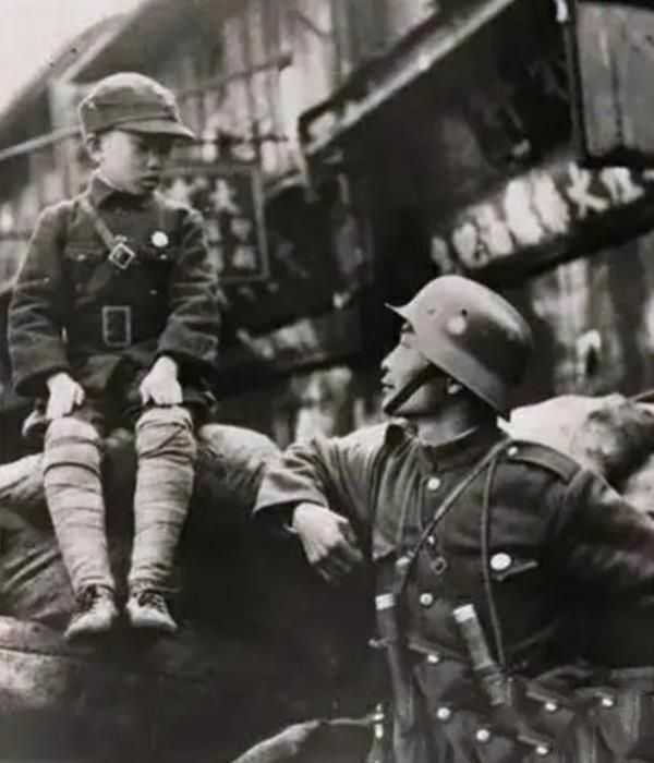 鏡頭下真實的民國，圖3獻媚鬼子的旗袍美女，圖5在大街上逮捕的女日本鬼子