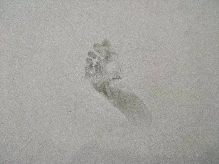 鬧鬼證據！菲律賓百貨“十年鬼腳印”，清掉就浮現另一只腳