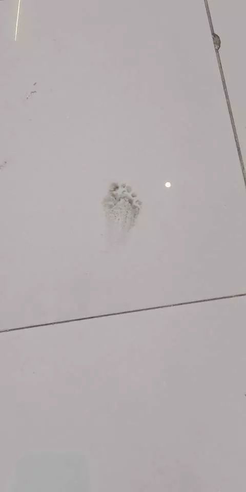 鬧鬼證據!菲律賓百貨“十年鬼腳印”,清掉就浮現另一只腳