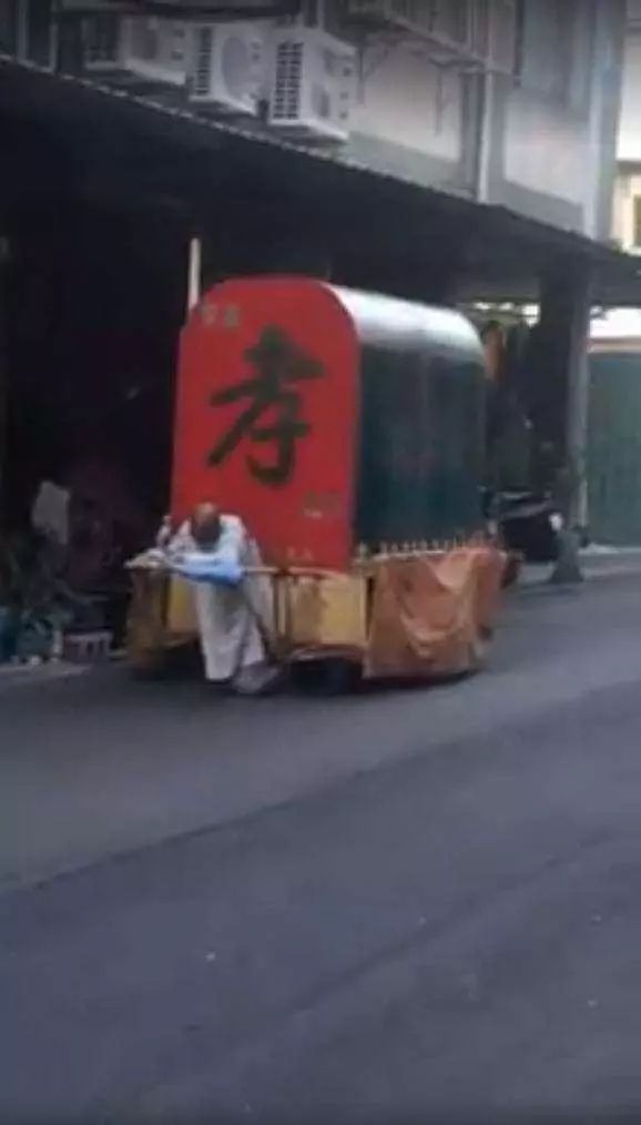 苦行僧“跪拉棺材車”700公里,跪行10幾年膝蓋磨爛也要發(fā)揚孝道!