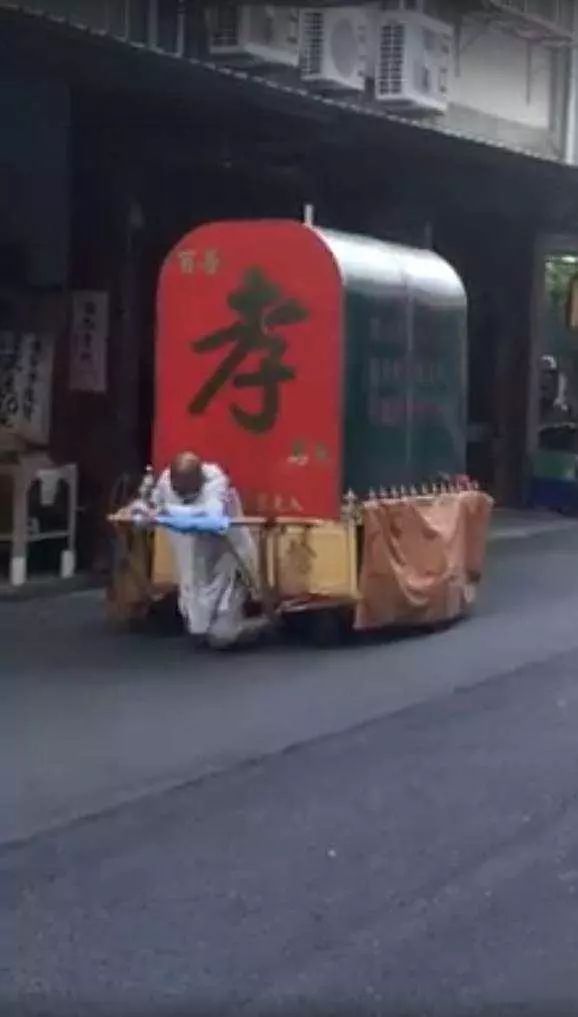 苦行僧“跪拉棺材車”700公里，跪行10幾年膝蓋磨爛也要發(fā)揚孝道！