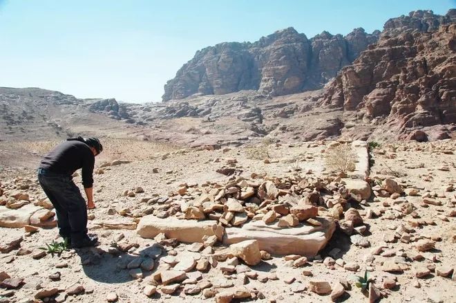 在約旦的佩特拉發(fā)現(xiàn)隱藏的遠(yuǎn)古巨大遺跡! 使用衛(wèi)星、無人機(jī)和Google地球