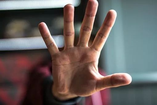 15種夢境解析：夢到電話響卻不想接，可能代表你不正視自己的直覺