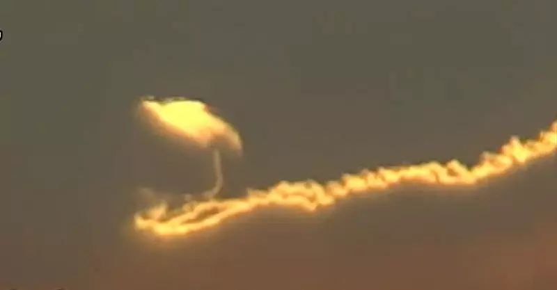 天空出現(xiàn)UFO的飛行火球,2:47 空中停一下竟孵出火鳳凰!