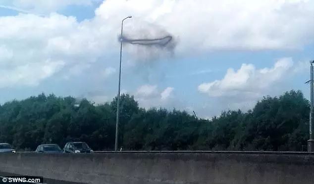 英國天空驚現神秘黑圈外星人入侵？UFO專家回應了！