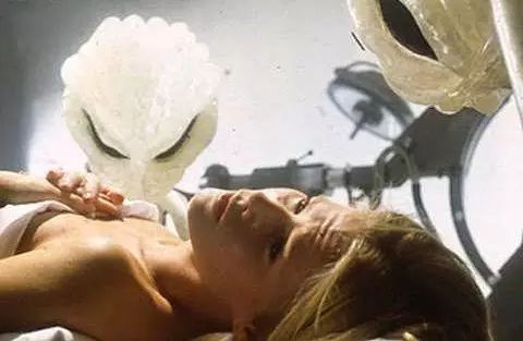 外星人偷我的卵子來創(chuàng)造混種兒!被外星人綁架的女人揭UFO奇遇