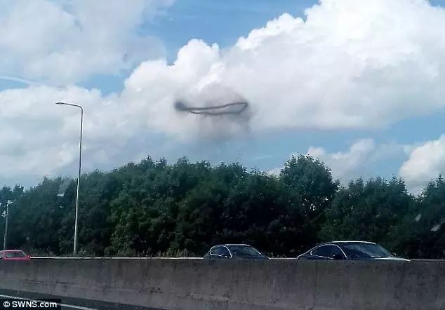英國天空驚現神秘黑圈外星人入侵？UFO專家回應了！