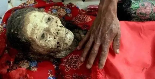 盤點(diǎn)全球10大奇葩葬禮，死后撥皮！