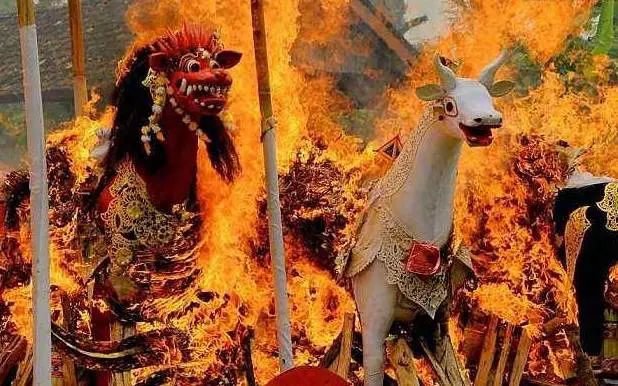 盤點(diǎn)全球10大奇葩葬禮，死后撥皮！