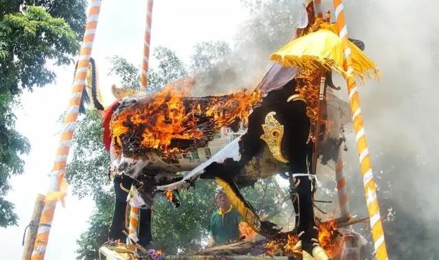 盤點(diǎn)全球10大奇葩葬禮，死后撥皮！