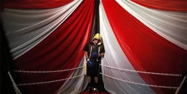 盤點(diǎn)全球10大奇葩葬禮，死后撥皮！