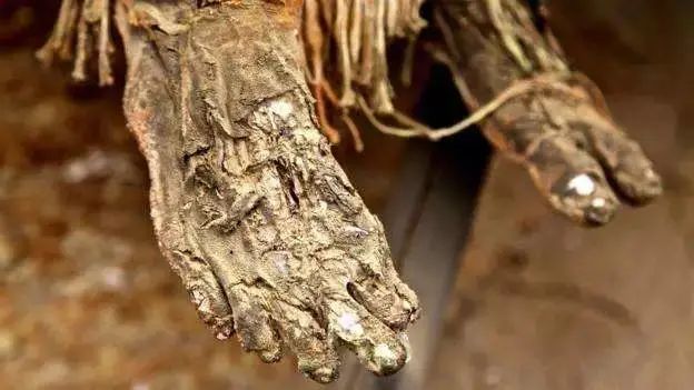 盤點(diǎn)全球10大奇葩葬禮，死后撥皮！