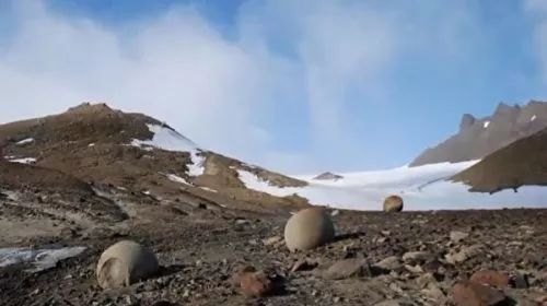 地球上這些巨大石球莫非是巨人的玩具？