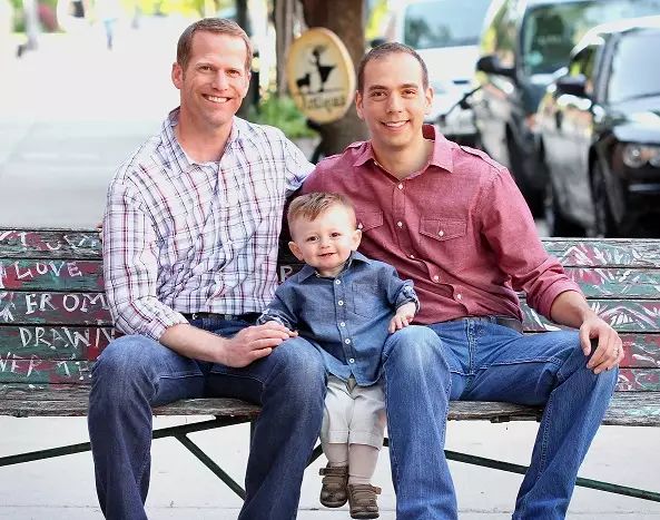 研究顯示同性戀家庭的小孩與一般傳統家庭的小孩一樣快樂!