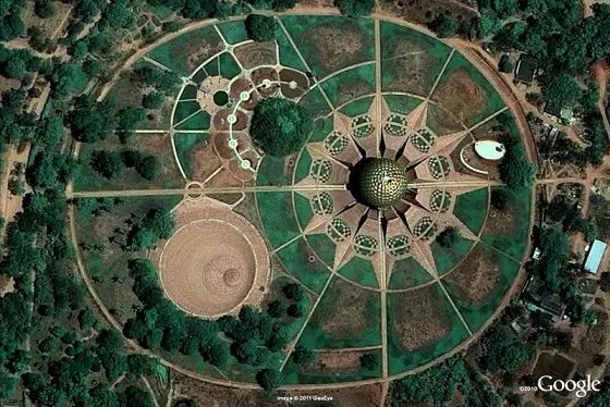 “曙光村”一個沒有政治、宗教、金錢的地方，只有和平相處！