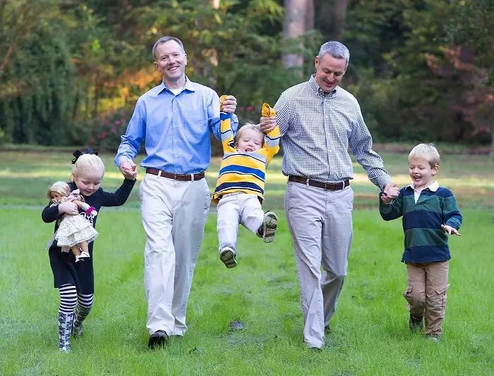 研究顯示同性戀家庭的小孩與一般傳統家庭的小孩一樣快樂!