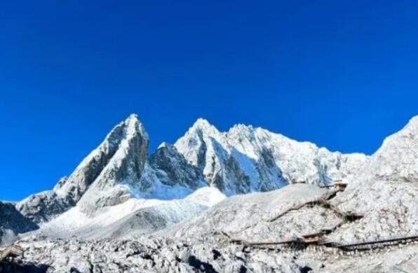   爬完玉龍雪山后呼吸困難怎么回事?爬完玉龍雪山后胸悶心慌怎么辦